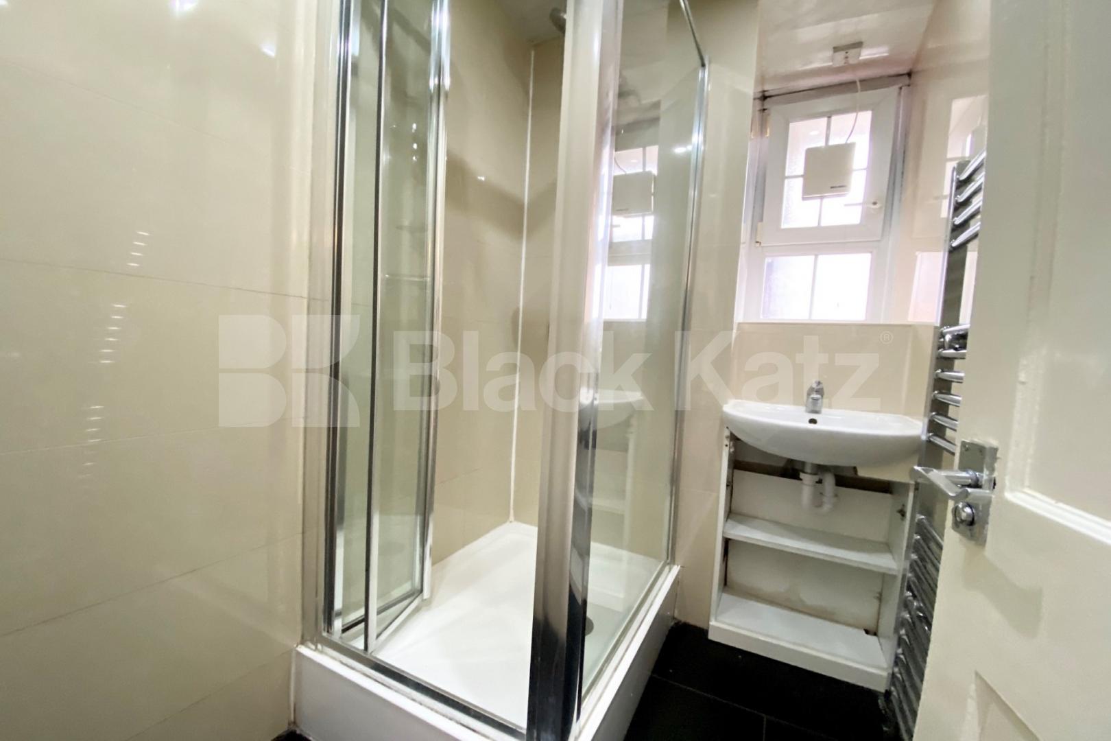 			LET , 3 Bedroom, 1 bath, 0 reception Apartment			 Rockingham street, Borough